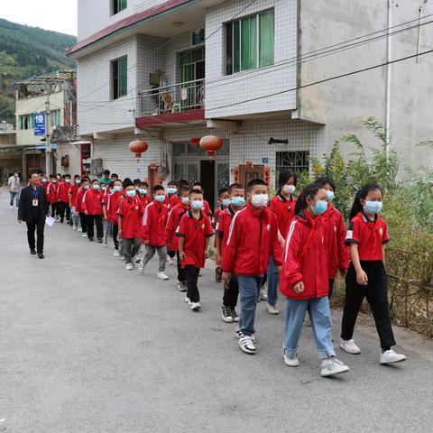 海校街道柏果小学组织学生赴桐梓县禁毒科普教育馆开展禁毒教育