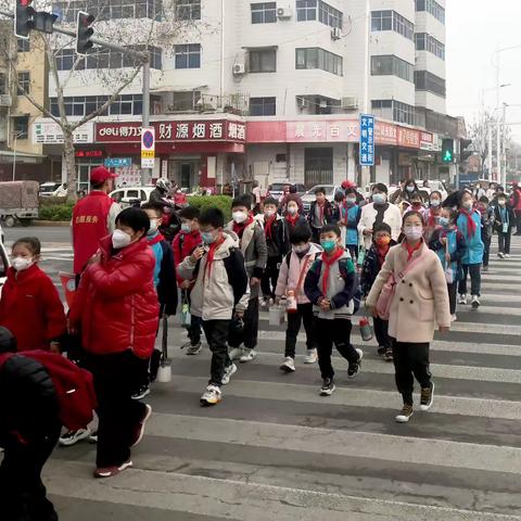 最美的一道风景——家长护学岗