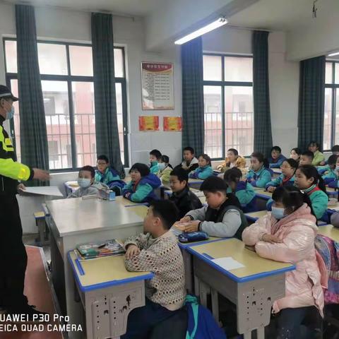 经开大队走进校园上好“开学第一课”