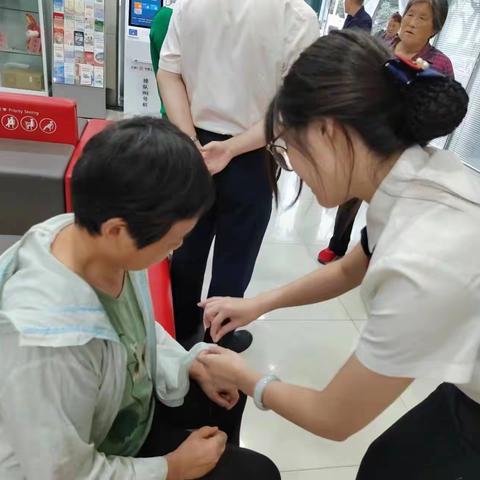 【皖美工行服务】安徽合肥九华山路支行践行“为群众办实事”巧手细缝密密针脚暖人心