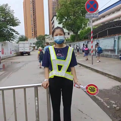 站好暑假前最后一班护学岗