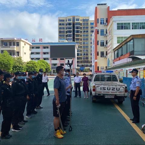 东方市公安局八所派出所联合东方市第一小学开展校园安全“反恐演习”活动