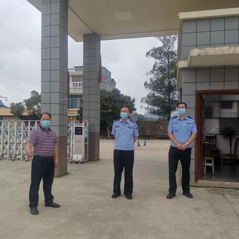 路口护学 开辟通道 整治违停——靖西市交警大队加大第十小学校门口交通秩序整顿力度