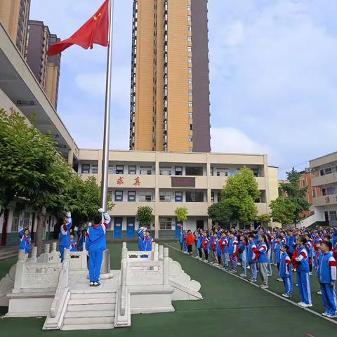 红领巾心向党，做时代好少年一一安陵镇中心小学教育集团开展迎六一新队员入队仪式