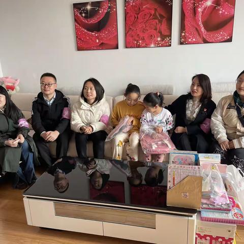 鄂尔多斯银行呼和浩特分行第一党支部和金鼎支行联合丽苑社区慰问活动