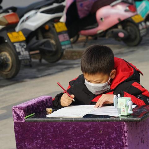 在大街上做作业的留守儿童