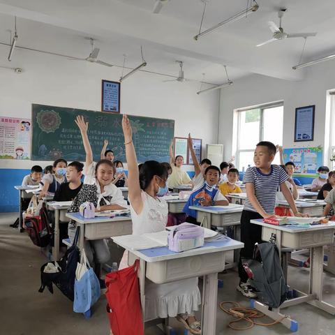 浅浅时光，花开未央。浅笑安然，似水流年。