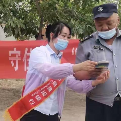 【建行哈密石油支行】积极开展“普及金融知识万里行·守住钱袋子”宣传工作