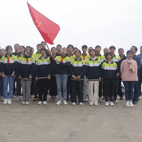 缅怀革命先烈   传承红色基因——安和镇冠英初中开展党建带团建主题党日活动