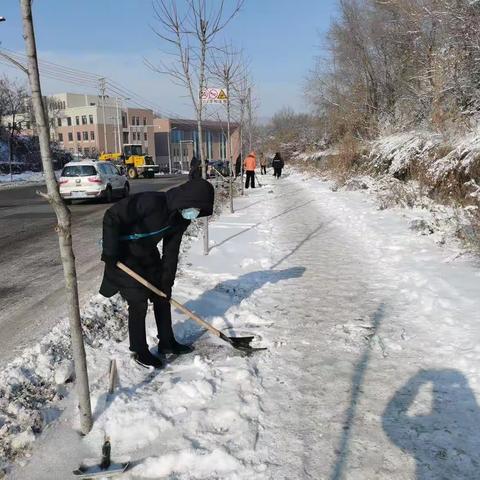 扫雪护安全，情义暖人心