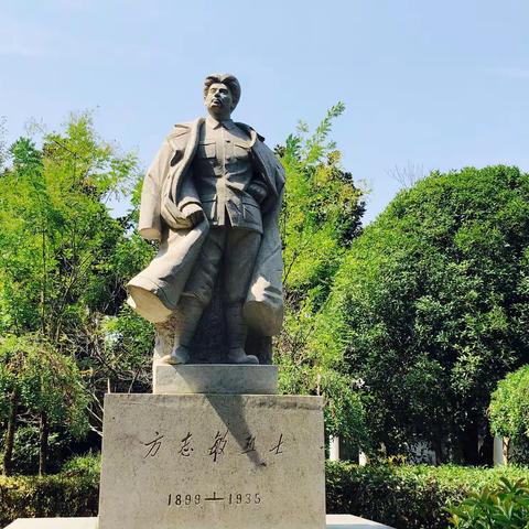 喜迎二十大，向英烈致敬——龙头山中学庆祝国庆之爱国教育活动