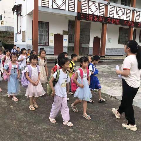 幼小衔接，我们在行动——蒲芦瑶族乡中心幼儿园大班参观小学活动