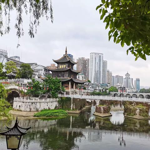 报复性消费自由贵州行——贵阳甲秀楼