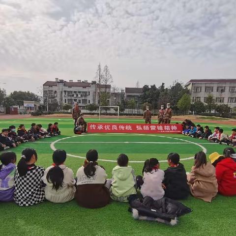 春暖三月学雷锋——解放军官兵与谭庄小学学生共植成长树