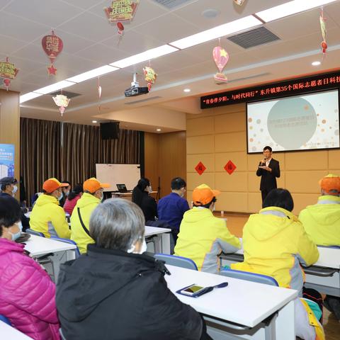 “青春伴夕阳  与时代同行”东升镇组织开展第35个国际志愿者日科技助老主题志愿服务活动