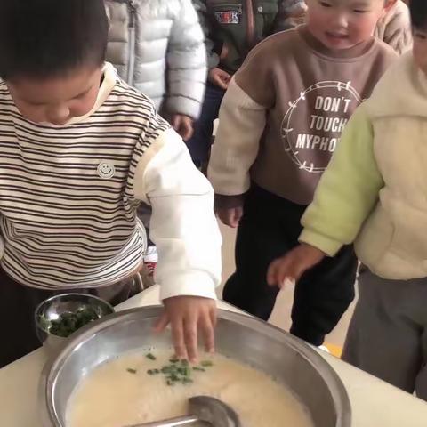 【岗寺幼儿园】“豆儿圆圆，豆浆咸咸”——托班主题活动