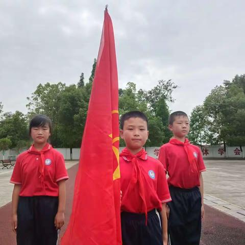 南郑区郭滩完全小学开展“喜迎二十大，争做好队员”庆六一入队仪式暨校园艺术节活动