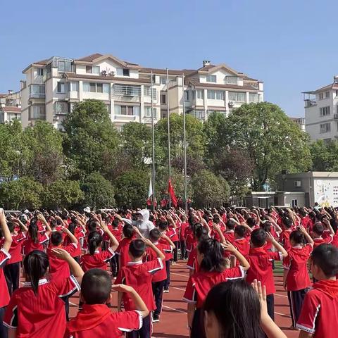 洪湖市双语实验学校《国旗下讲话》向伟大祖国致敬