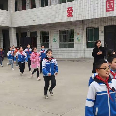 窑村小学应急疏散演练