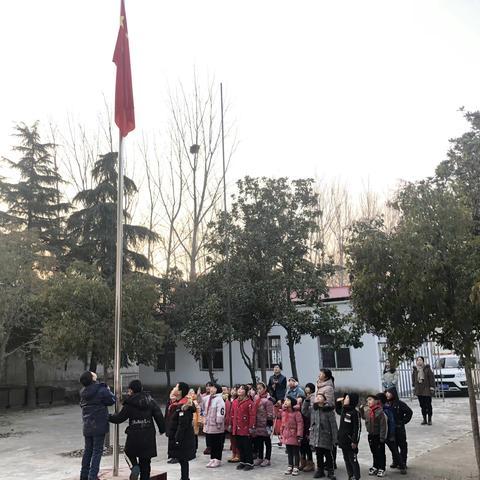 武功乡滚河李小学“冬季交通安全”升旗仪式