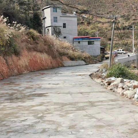 为校修路谋发展 晴雨无忧上学路——扬芬中学校门口道路硬化正式竣工