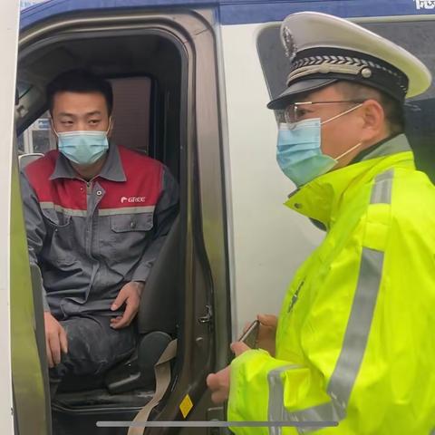 群众断手，无助之时求助济南交警；义不容辞，大雨之中开辟绿色通道。——济南长清交警危难之中显身手