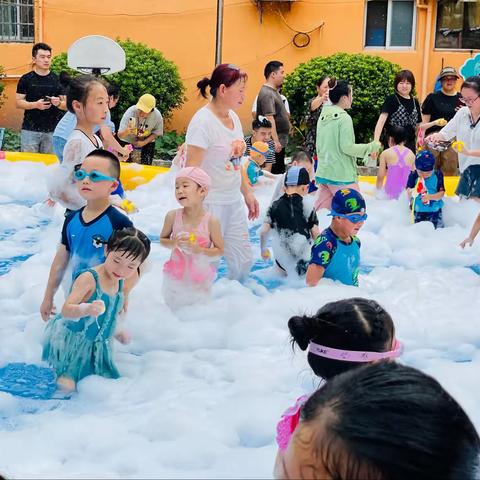 炎炎酷暑，玩转夏天！ ——小童星幼儿园夏日水枪大作战