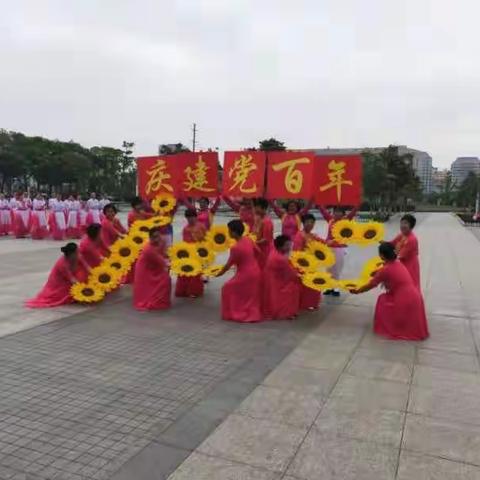 锣鼓庆华诞，歌舞颂党恩—单县举行庆祝中国共产党成立100周年老年舞蹈大展演活动。