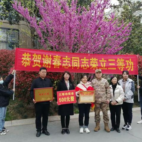 共享荣耀喜悦 为现役军人家属送喜报
