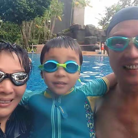 人生就像游泳，如果一旦停止了搏击，你就会沉沦下去！