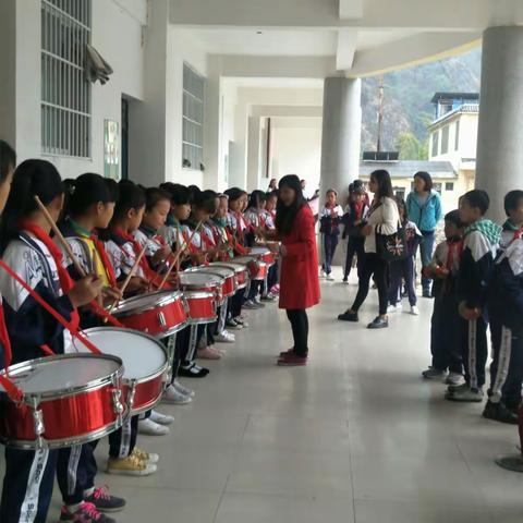 鼓号队初创。加油吧！队员们。