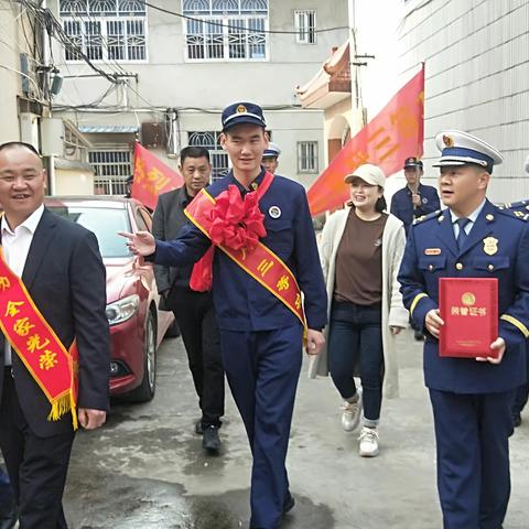 为舒俊豪家属送立功喜报活动