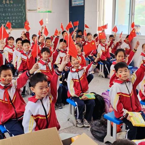 “百米画卷映童心，我与祖国共成长” —— 固镇县实验小学立新路校区三年级组全体师生共迎国庆！