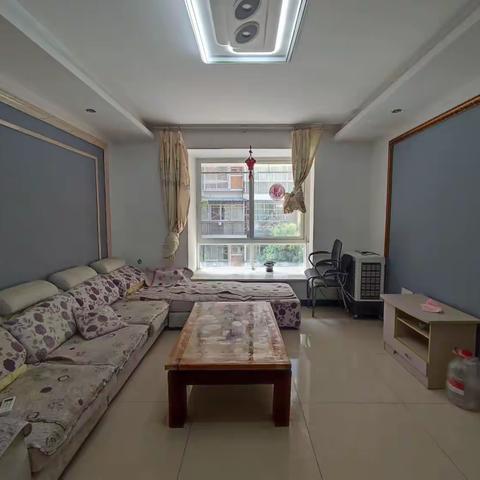 天空城套三双卫，三个空调，步梯4楼，900/月