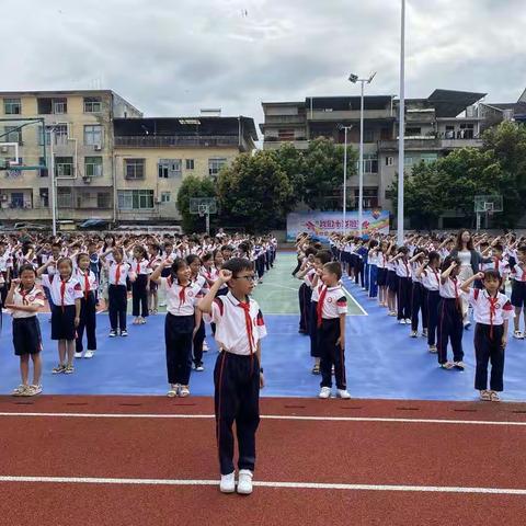 仰望红星，脚踏实地——洋中中心小学举行新队员入队仪式