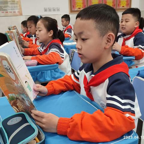 【建设路小学·书香校园】阅读让我快乐，创作从我开始——建设路小学三年级二班课外阅读活动剪影