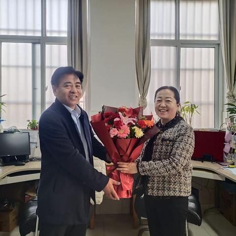 鲜花伴女神  砥砺向前进—油田二高高三年级女神节送花到岗