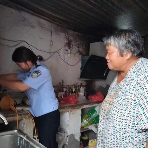 网格员暖心走访独居老人、传递爱心温暖。