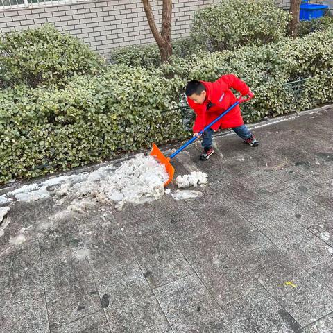 飞雪靓校园 除雪暖人心——经纬小学大队部除雪记