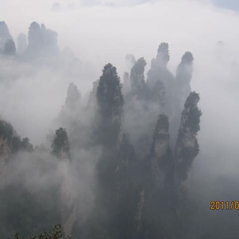 2011年4月20日，我们两家四个人一起去张家界凤凰古城，