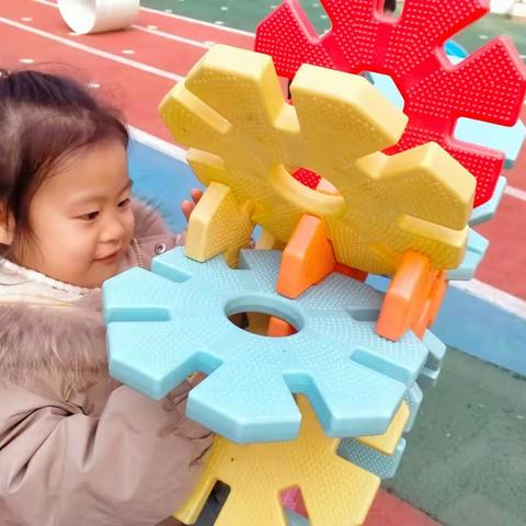 “百变雪花片”惠民县实验幼儿园怡水龙城园小二班户外游戏实记