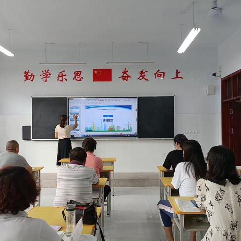 学习新课标 迈步新征程——南甸中学九年级教师团队深入学习2022版新课标