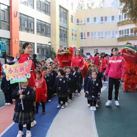 "小手拉大手一起来运动"——秋季运动会中的快乐小五班