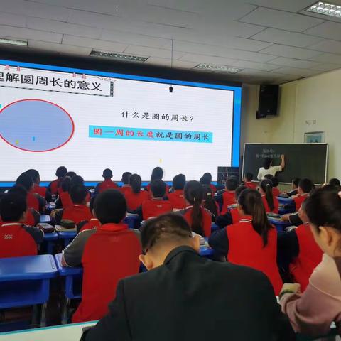 听课共交流   评课促成长——李金花小学数学教学能手培养工作室研讨交流活动