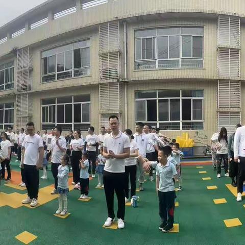 “老爸老爸”向前冲——馨贝儿幼儿园亲子运动会