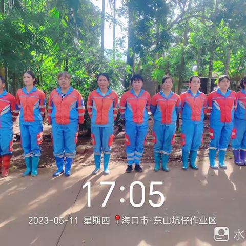 2023年5月12日，东山片区保洁员在8队人居环境卫生整治作业