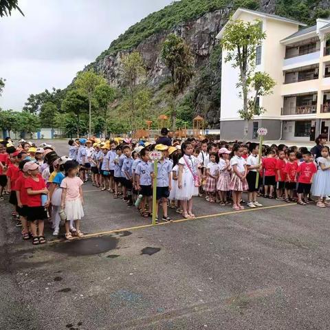 隆安县南圩镇中心幼儿园开展2021年春季学期幼小衔接—大班、大大班幼儿参观小学主题活动