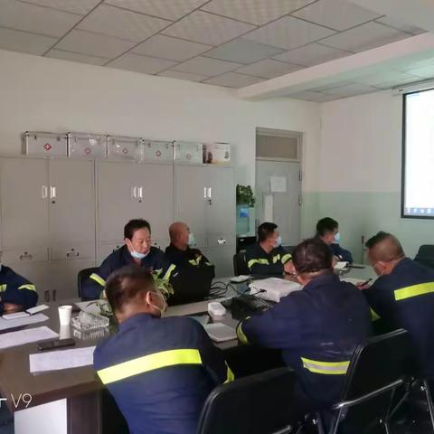 电解一车间召开党员大会