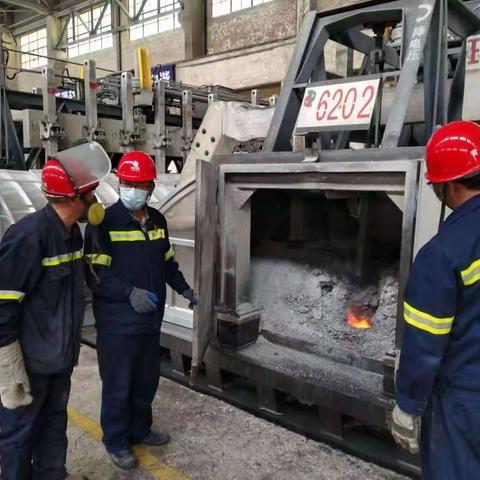 常玉杰到电解一车间运行三班跟班劳动