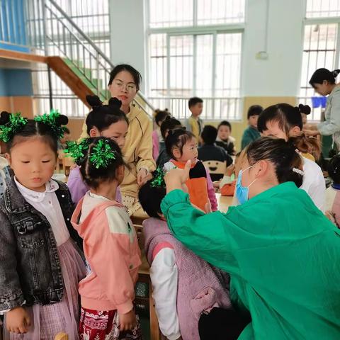 在这充满生机，阳光灿烂的夏日。刘集中心校董庙幼儿园开展“放飞梦想，快乐成长”庆六一主题活动。